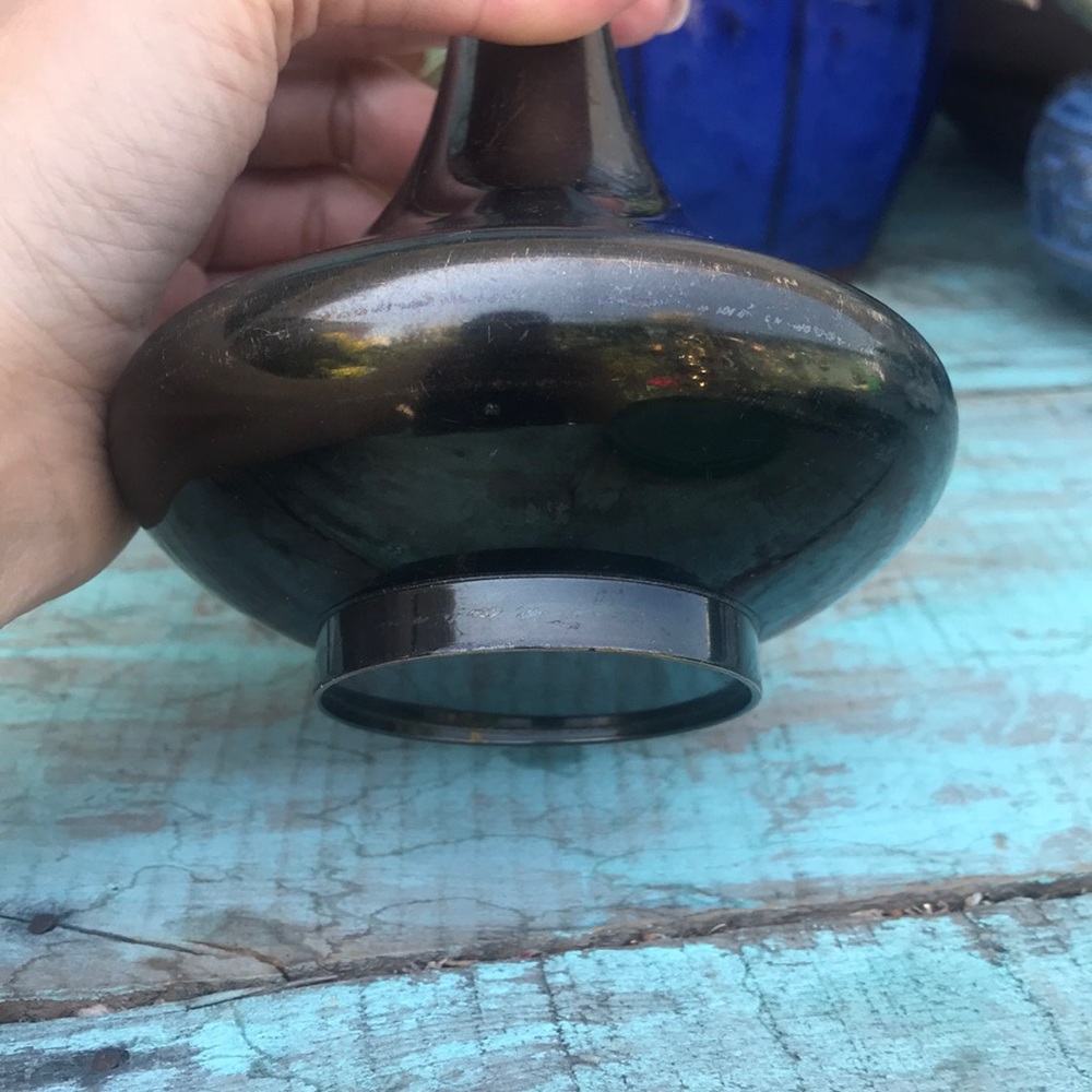 Beautiful scenery engraved metallic vase - Picture 7 of 10